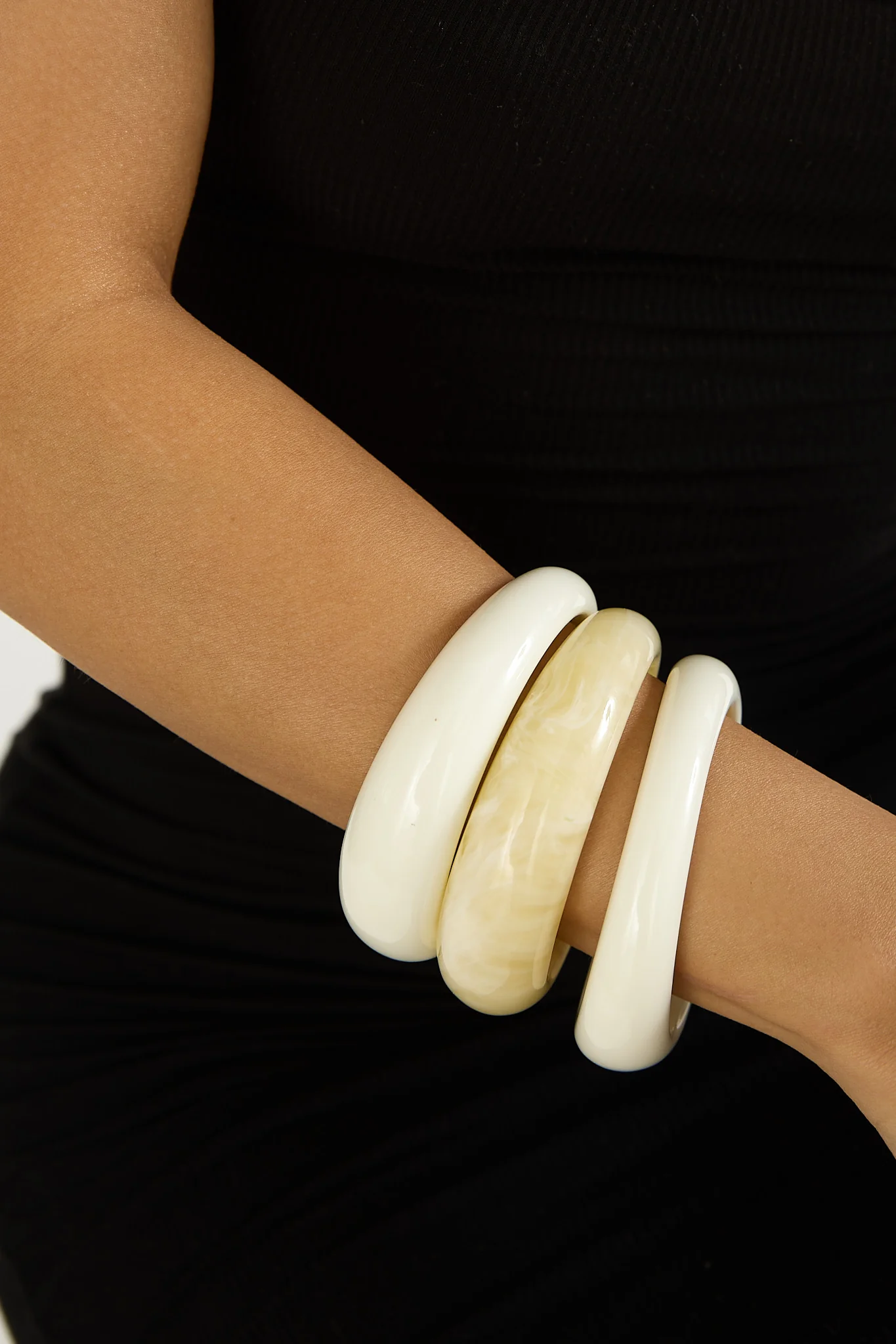10981-vionne-irregular-bangles-acrylic-ivory-2.webp Vionne Irregular Bangles Acrylic Ivory