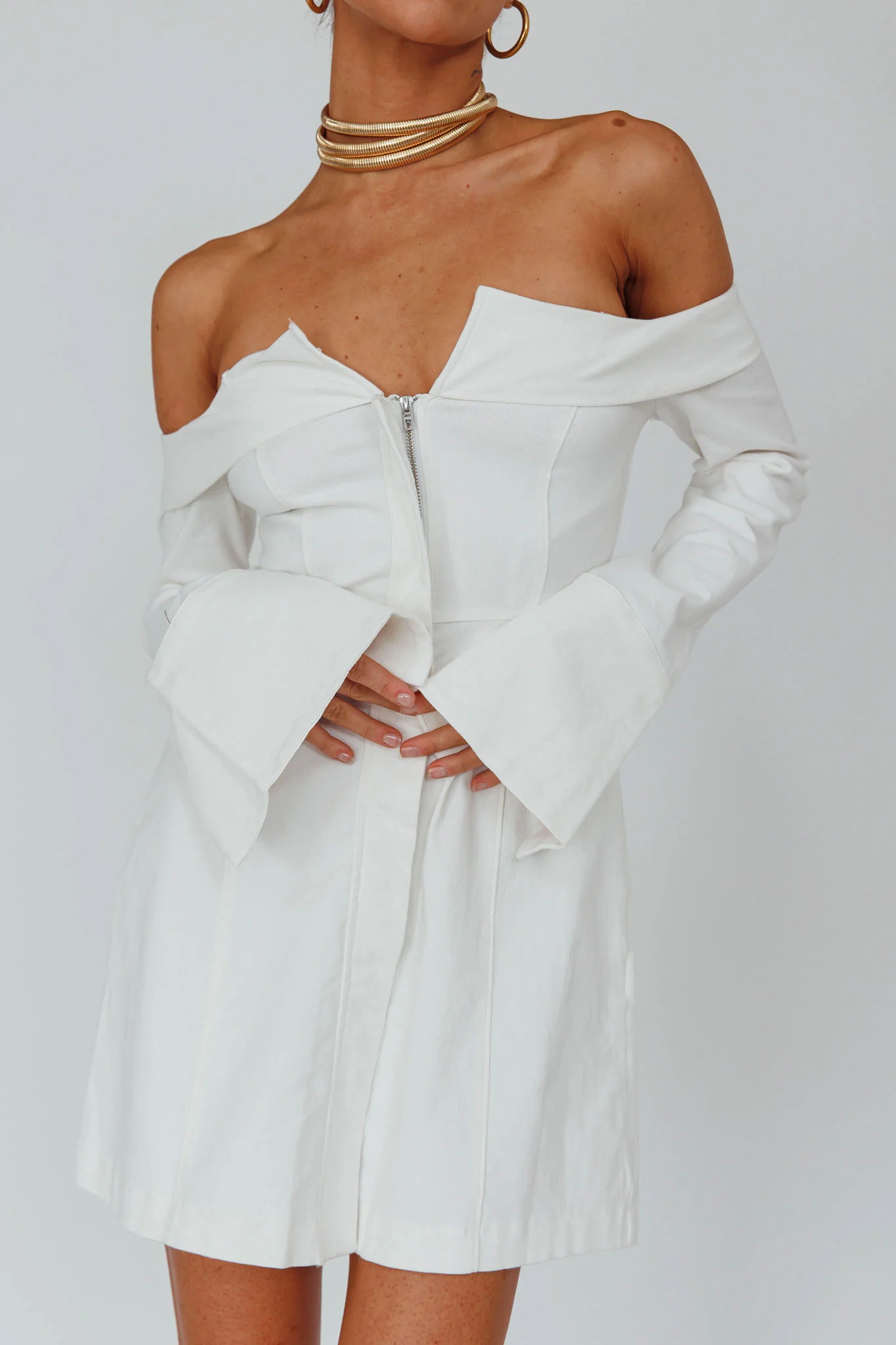 6977-tamra-long-sleeve-off-shoulder-zip-dress-white-4.webp Tamra Long Sleeve Off-Shoulder Zip Dress White