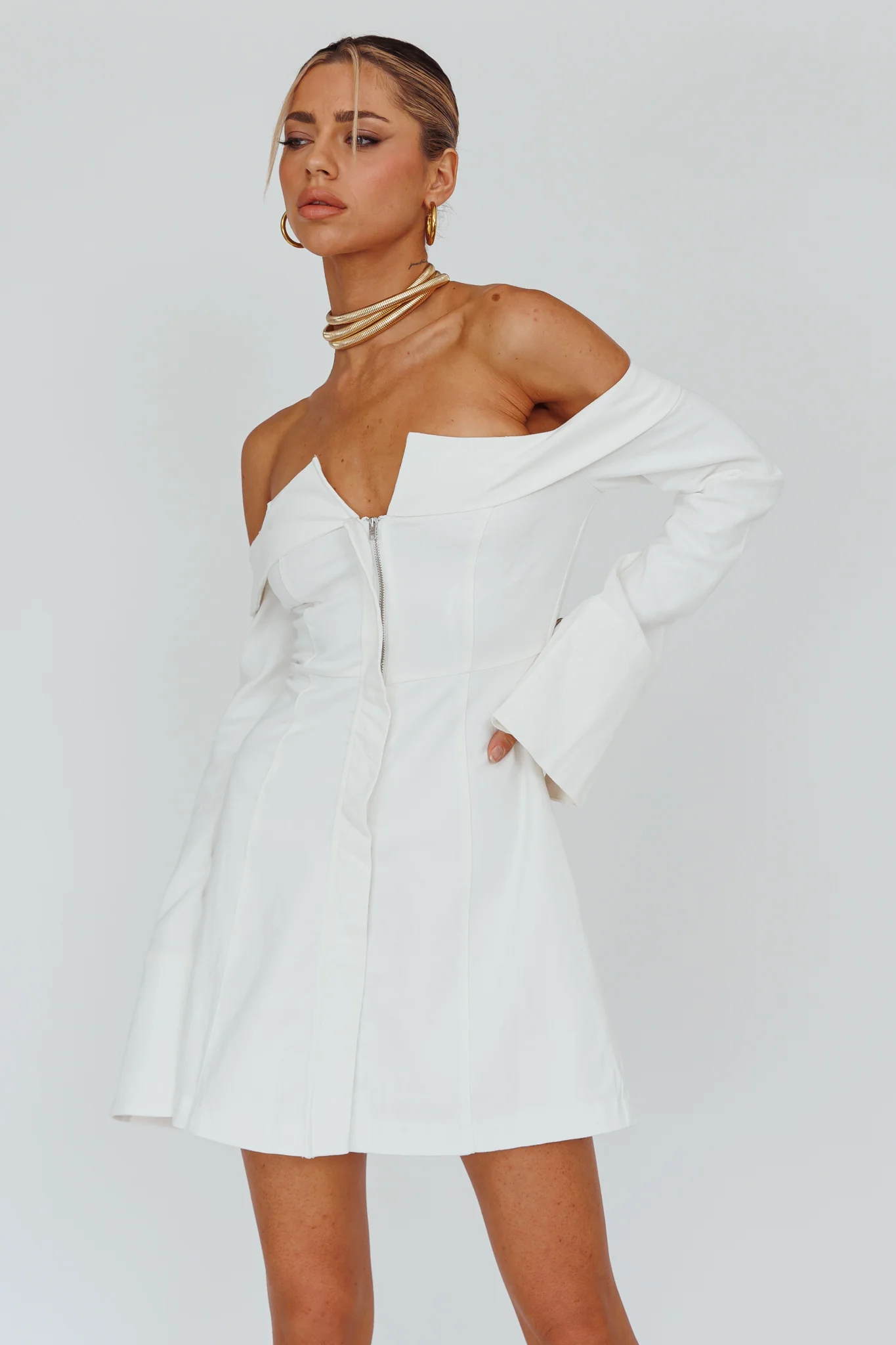 6977-tamra-long-sleeve-off-shoulder-zip-dress-white-6.webp Tamra Long Sleeve Off-Shoulder Zip Dress White